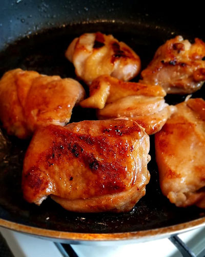 “鶏モモ肉の醤油糀漬け焼き”