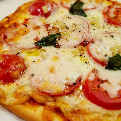 “塩トマトたっぷりのピザ”
